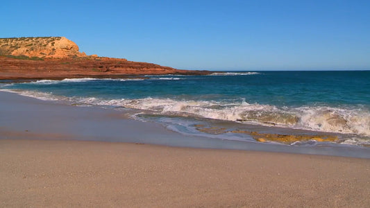BEACH TV - Crashing Waves on an Australian Beach