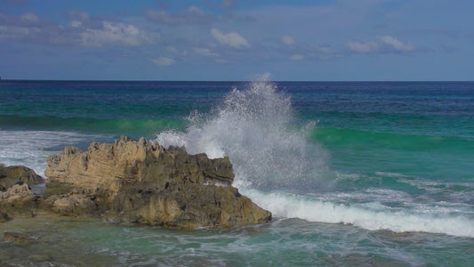 BEACH TV - Mediterranean Sea with Waves Sounds