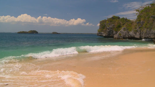 BEACH TV - White Beach with Splashing Waves