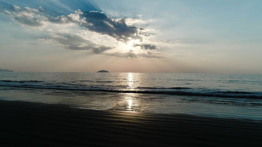 SLEEP TV - Sunset Beaches in Thailand and Goa, India with Sea Sounds